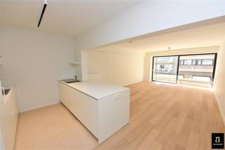 Volledig gerenoveerd 2 slaapkamerappartement met zijdelings zeezicht vlakbij de zeedijk Albertstrand.Inkom met gastentoilet, volledig geïnstalleerde...