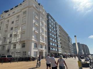 Dit handelspand is zeer groot en kan nog uitgebreid worden met terras op het Strandplein (autovrij en het centrum van de Zeedijk) . Bovendien is dit handelspand doorlopende en tevens uitgevende op de drukke Troonstraat waar men optimaal gezien kan worden. Ook hier kan men nog een terras realiseren aan de zonnezijde. <br /><br /><br />Verder ligt dit pand zo centraal en is deze zone door alle hoogbouw in deze directe buurt superdicht bevolkt en zowat de drukste plaats in Oostende. <br />Ideaal voor top horecazaak ons inziens of voor een topzaak die veel klanten wenst. Dit pand is thans in volledige verbouwing dient klaar te zijn tegen 30 juni. <br /><br />De ramen en alle nutsleidingen werden inmiddels vernieuwd. Ook ligt er al een stoneparket (zichtbaar op de laatste foto). Er zijn voldoende voorzieningen getroffen. Het is dus een polyvalent produkt die aangeboden wordt. Ook worden alle muren nog nieuw gepleisterd. Men kan dus probleemloos 2 keukens op de voorzieningen aansluiten. De voorzieningen voor de keukens zijn zo opgevat dat men voor een zeer modern concept kan kiezen op de plaats waar men het wenst. Het pand is tevens voorzien van gas en uiteraard elektriciteit. <br /><br />Op het zelfde niveau zit ook een mooie vooraadplaats voor aan en afvoer van voorraad. Ook ziijn 3 toiletten (zie foto). Men kan zelfs 2 of 3 zaken van deze ruimtes maken . 2 langs de kant Troonstraat (bvb aparte ruimte voor broodautomaten) en 1 langs de kant Zeedijk. <br />Mag eventueel voor een korte duur gehuurd worden. <br /><br />De buitengevels van de naastliggende geklasseerde residentie zijn heden gerenoveerd zodat men de komende jaren er geen commerciële hinder van heeft. Is ook het eerste pand die zichtbaar is vanaf hoe Zeedijk / Aarlenstraat. Na afwerking pand volgen nog meer foto's.<br /><br />Bouwheer van deze residentie : vader Versluys - toevoer gas , elektriciteit en water