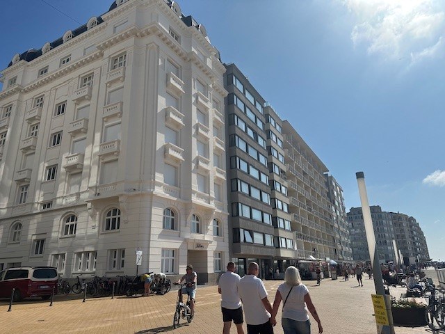 Handelspand op topligging . Strandplein. Ruim 200 m2 . Tegen 1 juni volledig nieuw afgewerkt. Zowel te koop of te huur. - foto 1
