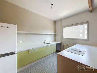 Dit aangename appartement bevindt zich op de eerste verdieping van een kleinschalig gebouw met lift, op een uitstekende ligging op wandelafstand van het Te Boelaarpark.<br />Via de inkomhal met vestiaire betreedt u de woning. De lichtrijke leefruimte geniet dankzij de grote raampartijen van een aangename natuurlijke lichtinval. Aansluitend bevindt zich de volledig uitgeruste keuken, voorzien van een koelkast met diepvriesvak, een inductiekookplaat, dampkap, oven en een aansluiting voor een wasmachine en plaats voor een droogkast.<br />De eerste slaapkamer (ca. 11 m²) ligt aan de rustige achterzijde van het gebouw, waardoor u optimaal kunt genieten van de stilte. Aan de inkomhal bevinden zich de tweede slaapkamer en de badkamer, uitgerust met een inloopdouche, een lavabo en een toilet.<br />Tot slot beschikt het appartement over een gezellig, inpandig terrasje aan de achterzijde van het gebouw, een ideale plek om even tot rust te komen.<br />Maandelijkse kosten bedragen 150 euro (incl voorschot water & verwarming).<br />Beschikbaar vanaf 01/08/2026