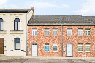 In Mont-de-l’Enclus, op een rustige en aangename locatie vlak bij het Kluisbos, bevindt zich deze recente woning uit 2018. De woning combineert hedendaags wooncomfort met een praktische indeling, een aangename tuin met terras en een aparte garage.Op het gelijkvloers vindt u een inkomhal, een lichtrijke woonkamer met open, geïnstalleerde keuken en een praktische berging.De eerste verdieping omvat een nachthal, drie slaapkamers en een badkamer. De zolder ruime biedt extra opbergruimte.Buiten geniet u van een tuin met terras, ideaal om in alle rust te ontspannen. De aparte garage vormt een bijkomende troef.Dankzij het gunstige PEB-label B beschikt de woning over een goede energieprestatie.De ligging is bijzonder aantrekkelijk: rustig en groen, op een boogscheut van het Kluisbos, met een vlotte verbinding naar Avelgem, Ronse, Doornik en de omliggende gemeenten.Een recente gezinswoning op een uitstekende locatie, ideaal voor wie rust, natuur en bereikbaarheid wil combineren!Meer info: wim@immobeguin.beTe koop via Immo Beguin, uw vastgoedexpert sinds 2009, met kantoren in Ronse, Deinze, Waregem, Kortrijk, Nieuwpoort, Doornik en Lessen en Moeskroen.