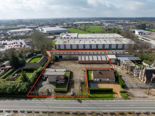 Op een uitstekende locatie te Heist-op-den-Berg, bevindt zich deze woonst/bureel met achterliggend zeer ruim magazijn van 1600 m² . U geniet hier van een uitstekende bereikbaarheid dankzij de centrale ligging vlakbij belangrijke invalswegen.<br /><br />We betreden de woning via de inkomhal. De lichtrijke leefruimte kunt u inrichten met een gezellige zithoek en aparte eetplaats. De keuken is mooi geïntegreerd in het geheel en voorzien van de voornaamste toestellen. Verder beschikt de woning op het gelijkvloers nog over een badkamer, uitgerust met lavabo, douchebad en apart toilet. Op de eerste verdieping beschikt u over 4 slaapkamers, apart toilet en een doucheruimte. Verder is er ook een ruime kelder en praktische garage aanwezig. Achteraan de woning beschikt u over een aangelegd terras met tuin, waar u steeds in alle rust en privacy kan genieten van het mooie weer.<br /><br />Het magazijn beschikt over een totale oppervlakte van 1600 m². Dit magazijn is ingedeeld in 2 delen die met elkaar verbonden zijn enerzijds 1250m² en anderzijds 350m² . Er is verder een zeer ruime parking voorzien van 1568 m². <br /><br />Dit is een uitstekende opportuniteit als u op zoek bent naar woonst met ruim magazijn en veel mogelijkheden op een uitstekende locatie nabij het centrum van Heist-op-den-Berg. Contacteer ons op 0473/38.29.40 voor meer informatie of neem een kijkje op www.boonstravastgoed.be. <br /><br />Bijzonderheden:<br />- Uitstekende ligging<br />- Oppervlakte magazijn 1600 m² en ruime parking van 1568 m²<br />- Diverse mogelijkheden