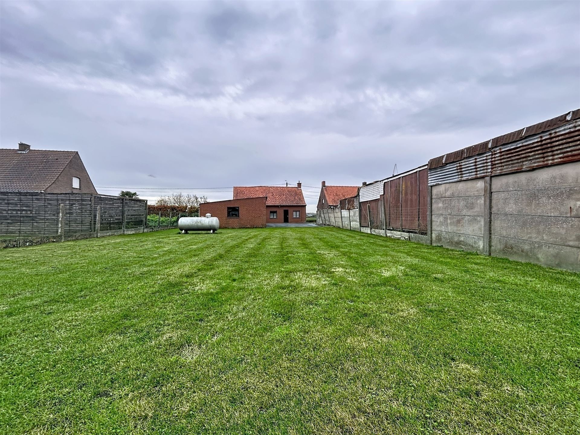 Alleenstaande woning met 2 garages - foto 2