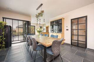 A vendre : belle maison à Pulle !Située dans un endroit extrêmement central, cette maison jumelée allie confort, style et accessibilité.Caractéristiques :Maison accueillante avec des finitions de qualitéCharmante cuisine entièrement équipée avec des appareils de qualité3 chambres dont 1 avec dressing, 1 salle de bain aux finitions soignées et 2 toilettesPanneaux solaires, borne de recharge, chauffage au sol au rez-de-chaussée/salle de bain et climatisation à l'étage pour un confort optimalDépendance multifonctionnelle avec charisme !Superficie : 646 m²Surface habitable : 182 m²Emplacement : Boudewijnlaan 144, 2243 PulleUn endroit de rêve pour vivre !AVANTAGES : Conforme à l'électricité - Pscore A &amp; Gscore A - Les dimensions de surface sont indicatives selon epc.Ne manquez pas cette opportunité !Contactez-nous dès aujourd'hui et soyez les premiers à recevoir des informations sur cette superbe propriété.