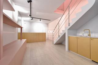 À louer: Commerce récent avec mezzanine à un emplacement de choix à KnokkeCe commerce moderne est idéalement situé dans un quartier très commercial, au 172 Lippenslaan, Knokke, sur le côté ensoleillé de la rue.Caractéristiques: Superficie locative totale de ± 100 m², comprenant une mezzanine et espace supplémentaire: Cave/espace de stockage de 50 m². L'aménagement: L’aménagement actuel peut être repris auprès du locataire actuel (optionnel).Coûts: Précompte immobilier (forfaitaire): 100 € par mois, à charge du locataire. Et frais de syndic à charge du locataire.Conditions: Les activités générant des nuisances sonores ou olfactives ne sont pas autorisées.Situé dans une zone commerciale animée, entouré de magasins renommés tels que Boulangerie Lefevere, Hema, Di, April, Van Den Borre, LS Fashion, et bien d'autres.Son emplacement ensoleillé offre une expérience agréable pour vos clients.Contactez-nous pour plus d'informations ou pour organiser une visite !Contactez Nathalie Colpaert, mobile 0495/62 18 81, mail : info@immocnc.be.