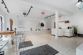 <p>Dit commercieel pand met garage, combineert een uitstekende visibiliteit met tal van mogelijkheden voor zowel eigen gebruik als investering.</p>
<p>Dankzij de ligging in een drukke, commerciële straat geniet het pand van een constante passage en maximale zichtbaarheid. Dit maakt het uitermate geschikt voor ondernemers die hun activiteit willen laten groeien op een strategische locatie.</p>
<p>Het gelijkvloers omvat een veelzijdige commerciële ruimte die flexibel kan worden ingericht volgens uw noden, of u nu een winkel, kantoor, vrij beroep of dienstverlenende activiteit wenst uit te baten. De aanwezigheid van een garage/opslagruimte vormt een belangrijke troef en biedt extra praktische mogelijkheden, wat zelden voorkomt in dit segment.</p>
<p>De centrale ligging in Liedekerke zorgt bovendien voor een vlotte bereikbaarheid en een sterke commerciële omgeving met gevestigde handelszaken in de directe nabijheid. Dit vertaalt zich niet alleen in een ideale uitvalsbasis voor zelfstandigen en starters, maar ook in een interessant investeringspand met aantrekkelijk verhuurpotentieel.</p>
<p>Kortom, een veelzijdig handelspand op een toplocatie dat zowel functioneel als commercieel sterk scoort.</p>
<p> </p>
<p>&#128222; Contacteer ons vandaag nog voor meer informatie of een bezoek ter plaatse.</p>