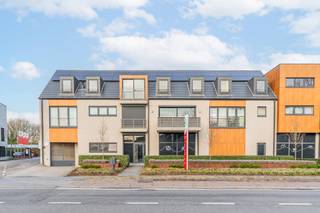 Dit luxueus afgewerkte appartement in Lichtaart straalt rust, ruimte en kwaliteit uit. Via de inkomhal met ingemaakte kasten betreedt u...