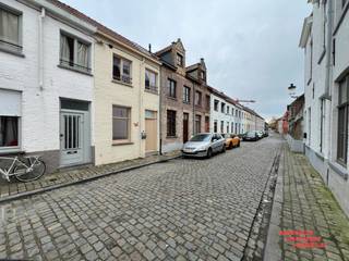 In hartje Brugge vindt u deze instapklare woning die recentelijk werd gerenoveerd. Via de inkomhal komt u terecht in de lichtrijke woonkamer. Er is een zeer praktische open keuken voorzien van ruime koelkast, kookplaat, dampkap en oven. Vlakbij de keuken is er een berging met aansluiting voor wasmachine. Op het gelijkvloers vindt u alsook de badkamer voorzien van wastafel met meubel, ruime douchecel en toilet. De woning geniet van een stadskoer waarbij je de ganse dag door van de zon kunt genieten. Aanpalend is er nog ruime bergruimte. Op het eerste verdiep vindt u 2 slaapkamers.