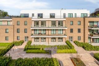 Welkom in Domein Beverhof, een uniek woonproject op een groene en strategische locatie in de rand van Beveren-Roeselare.<br /><br />Hier geniet u van de perfecte combinatie tussen rust, comfort en bereikbaarheid. Het project bevindt zich vlakbij het centrum van Beveren en op korte fietsafstand van het station en de bruisende binnenstad van Roeselare. Dankzij de nabijheid van belangrijke invalswegen en de snelle verbinding met de E403 via de Beversesteenweg, bereikt u vlot elke bestemming.<br /><br />Dit stijlvolle gelijkvloerse appartement biedt u bovendien het comfort van twee aangename terrassen, waar u optimaal kunt genieten van de buitenruimte.<br /><br />De praktische en doordachte indeling omvat een inkomhal met gastentoilet, een lichtrijke leefruimte met een volledig uitgeruste open keuken, een ruime berging, twee slaapkamers, twee badkamers en zonnige terrassen. De open leefkeuken vormt hierbij een echte blikvanger en zorgt samen met de grote raampartijen voor een warme en uitnodigende woonbeleving.<br /><br />Vanuit het appartement is er een vlotte verbinding naar de ondergrondse garageverdieping, waar de privatieve garages zich bevinden.<br /><br />Dankzij de kwalitatieve afwerking, duurzame materialen en hedendaagse technieken geniet u hier van een optimaal wooncomfort. De combinatie van een lucht-water warmtepomp, doorgedreven isolatie en een performant ventilatiesysteem zorgt bovendien voor een energiezuinige en toekomstgerichte woning.<br /><br /><strong>Nieuwbouw aankopen aan slechts 6% btw?</strong><br />Dit is uw kans om te investeren in een comfortabel en energiezuinig appartement op een uitstekende locatie.<br /><br />Ontdek zelf de troeven van dit prachtige appartement en plan vandaag nog uw bezoek via 051 | 201.400.