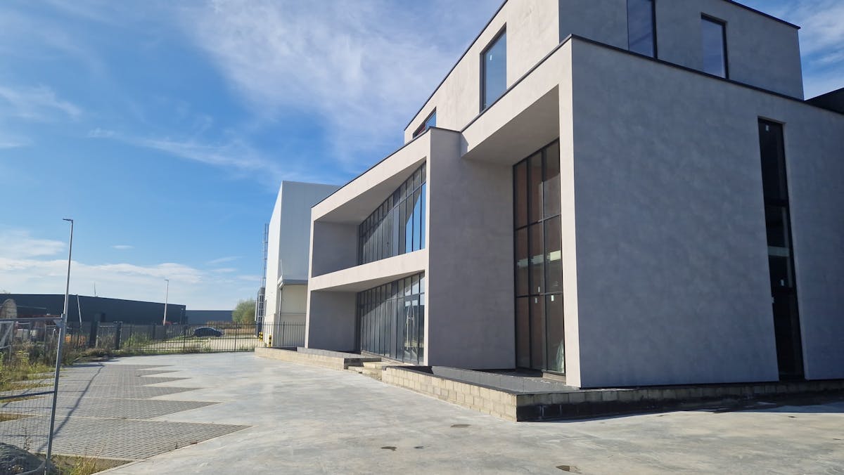 Office building with 5 SME UNITS in Genk - photo 2