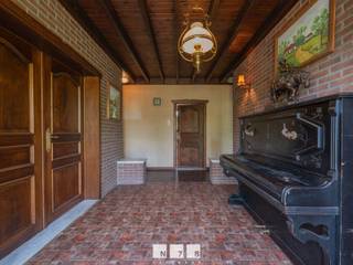 <strong>VRIJSTAANDE WONING MET 3 SLAAPKAMERS OP EEN PERCEEL VAN 29A 15CA TE NEEROETEREN</strong><br /><br /><strong>TROEVEN<br /></strong><span>- Rustige en landelijke ligging gelegen op wandelafstand van natuurgebied Tösch-Langeren.<br />- Riant perceel van ca 30 are.<br /></span>- 3 slaapkamers.<br />- Alles gelegen op het gelijkvloers: ideale levensloopwoning.<br /><span>- Energielabel D: geen renovatieverplichting.</span><br />- <span>Vrijstaande garage.</span><span><br />- Achterliggend bijgebouw aan de achterzijde.<br />- Volledig omheinde tuin.</span><br /><br /><strong>KELDERVERDIEPING -01 (127,46 m²)</strong><br />- Kelder: volledig onderkelderd ingedeeld in verschillende ruimtes.<br /><br /><strong>GELIJKVLOERS 00 (127,46 m²)</strong><br />- Inkomhal (2,80 m x 4,20 m = 11,76 m²): linoleumvloer.<br />- Woonkamer (8,00 m x 4,20 m = 33,60 m²): houtkachel, linoleumvloer.<br />- Keuken (4,00 m x 4,00 m = 16,00 m²): geïnstalleerd met onder- en bovenkasten, vaatwasser, oven, keramische kookplaat, linoleumvloer.<br />- Toilet (1,00 m x 2,00 m = 2,00 m²): zittoilet en lavabo, tegelvloer.<br />- Wasplaats (3,00 m x 2,80 m + 1,50 m x 2,00 m = 11,40 m²): aansluiting wamachine en droogkast, vaste trap naar zolder, tegelvloer.<br />- Badkamer (3,00 m x 3,00 m = 9,00 m²): geïnstalleerd met enkele lavabo, inloopdouche, ligbad, bidet, tegelvloer.<br />- Slaapkamer 1 (4,00 m x 3,00 m = 12,00 m²): linoleumvloer.<br />- Slaapkamer 2 (4,00 m x 4,00 m = 16,00 m²): linoleumvloer.<br />- Slaapkamer 3 (4,00 m x 3,10 m + 1,10 m x 3,00 m = 15,70 m²): linoleumvloer.<br /><br /><strong>VERDIEPING +01</strong> <strong>(101,96 m² )</strong><br />- Zolderverdieping: ingedeeld in verschillende ruimtes, mogelijkheid tot inrichten.<br /><br /><strong>EXTERIEUR</strong><br />- Volledig omheinde tuin.<br />- Losstaande garage.<br />- Achterliggend bijgebouw ingedeeld in 3 ruimtes.<br /><br /><strong>Bekijkt u deze advertentie via een aanverwante vastgoedsite, surf dan zeker naar onze website www.N78vastgoed.be voor een uitgebreide beschrijving en foto's. Meer info: +32 (0)89 86 18 88 of info@N78vastgoed.be.</strong>