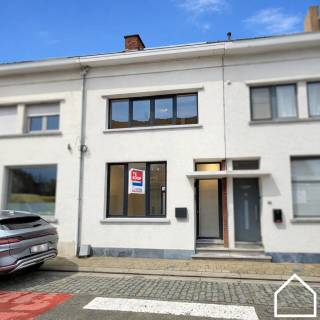 Deze recent gerenoveerde woning uit 2026 combineert ruimte, comfort en een praktische indeling. Met een bewoonbare structuur over drie verdiepingen, een zonnig terras van 20,30 m², een tuin en drie volwaardige slaapkamers is dit een ideale gezinswoning.<br /><br />U komt binnen via de inkomhal van 3,87 m², die toegang geeft tot de gezellige leefruimte van 30,27 m². Aansluitend bevindt zich de ruime open keuken van 25,92 m², uitgerust met kwalitatieve Smeg-toestellen, waaronder een frigo, combi-oven, inductiekookplaat, vaatwasser en ingebouwde inox spoelbak. Verder beschikt het gelijkvloers over een apart gastentoilet met handwasbakje, een gangpad van 15,72 m² naar het terras, een ruim terras van 20,30 m², een tuin en een praktisch tuinhuis van 6 m².<br /><br />Op de eerste verdieping geeft de nachthal van 4,08 m² toegang tot twee comfortabele slaapkamers van respectievelijk 11,78 m² en 12,20 m². Verder is er nog een berging van 1,18 m² en een ruime badkamer van 8 m², voorzien van een dubbele wastafel, toilet, handdoekradiator, inloopdouche en ligbad.<br /><br />De tweede verdieping omvat een nachthal van 3,15 m² en een bijzonder ruime derde slaapkamer van 29 m², die perfect kan dienen als master bedroom, bureau of hobbyruimte.<br /><br />Bijkomende troeven zijn de 8 zonnepanelen (3080wp), de conforme elektriciteit en de aanwezige video/parlofoon.<br /><br />Kortom, een instapklare en energiezuinige woning met een mooie mix van ruimte en modern wooncomfort.<br /><br />Meer info? Contacteer ons!