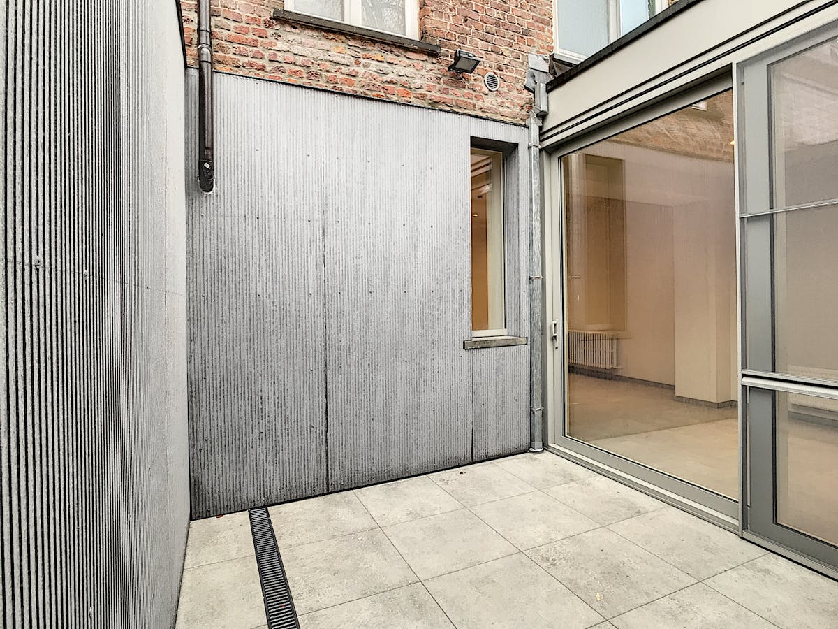 Appartement rénové au rez-de-chaussée avec terrasse à louer à Ypres. - photo 5