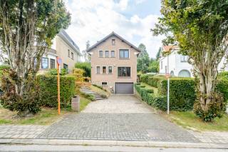 [[ DIT PAND NEEMT DEEL AAN DE ERA OPEN HUIZEN DAG OP 19/9 VAN 14:30 TOT 15:30 ]]
<p><strong>Charmante open bebouwing in Wezembeek-Oppem, op wandelafstand van Stockel en nabij openbaar vervoer.</strong><br />Deze woning uit 1970 combineert een residentiële ligging met een aangename woonomgeving vlak bij scholen, winkels en de woonkern van Wezembeek-Oppem. De woning werd gerenoveerd met oog voor duurzame energie en biedt een praktische indeling met drie slaapkamers en een lichtrijke leefruimte. De tuin met zwembad vormt een echte meerwaarde voor wie graag geniet van rust en privacy. Dankzij de ligging in een villawijk aan de stadsrand woon je hier rustig, terwijl alle dagelijkse voorzieningen vlot bereikbaar blijven.<br /><br /><u><strong>Belangrijkste ruimtes:</strong></u><br />• Inkomhal met toegang tot de verschillende leefruimtes<br />• Ruime living met veel lichtinval<br />• Functionele keuken met aansluitend terras<br />• Badkamer met praktische indeling<br />• Drie slaapkamers<br />• Terras met zicht op de tuin<br />• Tuin met zwembad<br />• Garage en parkeerplaats<br />• Kelder voor extra bergruimte<br />• Zolder met bijkomende mogelijkheden<br /><br /><u><strong>Troeven:</strong></u><br />• Op wandelafstand van Stockel<br />• Gerenoveerd met oog voor duurzame energie<br />• Aangename tuin met zwembad<br /><br />Meer informatie of een bezoek met Nicolas Geeraerts? Contacteer ons via +3223351115<br />JOUW DROOMHUIS. ZO GEVONDEN!</p>