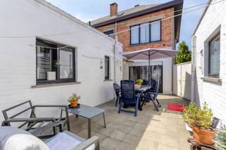 Bent u op zoek naar een interessante investering of een woning met tal van mogelijkheden? Dan is deze eigendom in de rustige en residentiële Hof ter Lokerenstraat te Aalst beslist een bezoek waard.
Deze eigendom is momenteel ingedeeld als twee vergunde éénslaapkamerappartementen, maar kan eveneens perfect dienst doen als ruime ééngezinswoning. Dankzij deze flexibiliteit biedt het pand tal van mogelijkheden, zowel voor investeerders als voor gezinnen of kandidaat-kopers die wonen en verhuren willen combineren.
Op het gelijkvloers bevindt zich een appartement met één slaapkamer en een aangename privatieve tuin. Daarnaast beschikt de woning over een ruime zijdelingse garage, een absolute troef die zorgt voor extra comfort en opslagruimte.
De bovenverdieping omvat een duplexappartement met één slaapkamer, gekenmerkt door een praktische indeling en een aangenaam ruimtegevoel.
De woning geniet van een rustige, residentiële ligging, terwijl winkels, scholen, openbaar vervoer en de belangrijkste invalswegen zich op korte afstand bevinden.
Hoewel de eigendom deels te moderniseren is, vormt dit net een uitstekende kans om het pand volledig naar eigen smaak en hedendaagse woonnormen in te richten. Of u nu op zoek bent naar een rendabele investering, een kangoeroewoning, een combinatie van wonen en verhuren of een ruime gezinswoning: deze veelzijdige eigendom biedt een uitzonderlijk potentieel.
Meer info of een bezoek: Michael@immoaccenta.be