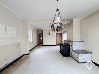 Deze woning is gelegen in een rustige straat met optimale verbinding naar de E403, het stadcentrum en nog veel meer! <br /><br />De indeling is als volgt: oprit - voortuin - leefruimte/living - kelder - aparte keuken - badkamer met apart toilet. <br />Verdiep 1: twee slaapkamers.<br />Diepe tuin met aparte garagebox en tuinhuis. <br /><br />Troeven:<br />- Voldoende parkeergelegenheid in de omgeving<br />- Diepe tuin <br />- Ruime garage <br />- Toegang via de zijkant van de woning naar tuin en garage<br /><br />Contacteer ons vandaag nog voor meer info!