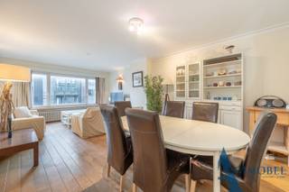 Ontdek dit charmante en bijzonder ruime appartement, ideaal gelegen voor wie houdt van degelijke ruimtes  en kwaliteit. De lichtrijke en zonnige woonkamer vormt het hart van dit appartement en biedt een warm en uitnodigend kader om te ontspannen .<br />Via de grote inkomhal met praktische inbouwkasten en berging  geniet je meteen van een gevoel van ruimte en orde. De aparte keuken uitgevend op  de gevel is volledig afgescheiden, waardoor zowel kookplezier als rust in de leefruimte gegarandeerd zijn. <br />Achteraan bevinden zich twee uitzonderlijk ruime slaapkamers met potentieel voor een extra sanitaire unit.<br />Er is reeds  een badkamer aanwezig en dit maakt het comfortplaatje dan compleet.<br />De balkon/terras aan de achterzijde biedt een rustige buitenplek en berging.<br />Een extra troef is de inpandige parkeerplaats op niveau -1, geschikt voor een middelgrote wagen – een zeldzame en praktische meerwaarde in Knokke.<br />Dit appartement combineert ruimte, licht en mogelijkheden en is daarmee een ideale keuze als  tweede verblijf of investering. Dit appartement  biedt bovendien heel wat potentieel om met enkele frisse updates een trendy look te creëren.  <br />Stedenbouwkundige Inlichtingen : in aanvraag.