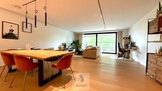 Deze prachtige loft op de eerste verdieping combineert ruimte, comfort en een uitstekende toegankelijkheid.<br /><br />Via de inkomhal met ingewerkte vestiaire betreedt u de lichtrijke open leefruimte, waar grote raampartijen zorgen voor een aangename en open sfeer. De volledig uitgeruste open keuken sluit naadloos aan op de leefruimte en vormt het hart van het appartement.<br /><br />De loft beschikt bovendien over een uitzonderlijk ruime wasplaats en twee volwaardige slaapkamers.<br />De eerste slaapkamer is voorzien van ingebouwde kasten en een ensuite badkamer met douche.<br />De tweede slaapkamer beschikt eveneens over een ensuite badkamer, uitgerust met zowel een douche als een bad.<br /><br />Verder zijn er nog een aparte dressing, een technische ruimte en een afzonderlijk gastentoilet aanwezig.<br /><br />Een absolute troef is het zeer ruime overdekte terras, waar u in alle rust kan genieten van het buitenleven. <strong>Daarnaast zijn twee ondergrondse parkeerplaatsen inbegrepen.</strong><br /><br />Dankzij de brede doorgangen en praktische indeling geniet deze loft van een bijzonder comfortabele toegankelijkheid.<br /><br />Zeer gunstige energiescore en zonnepanelen aanwezig!<br /><br />Huurprijs te vermeerderen met 45 EUR gemeenschappelijke kosten.<br /><br />Beschikbaar vanaf 1 augustus 2026.<br /><br /><strong>Bezoeken?</strong><br />U kan eenvoudig zelf een afspraak inplannen voor het bezoekmoment op donderdag 21 mei via de website van ons kantoor. 