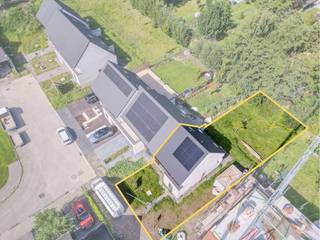 Deze halfopen woning in hedendaagse bouwstijl met zadeldak ligt aan de Joseph Hanoullestraat in Roeselare, in een doodlopende straat en in een...