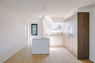 <p><span>Exclusieve duplex penthouse met zonneterras en panoramisch uitzicht</span></p><p><span> </span></p><p><span>Op de bovenste verdieping van residentie Mude, vinden we deze stijlvolle en energiezuinige penthouse met drie slaapkamers en een prachtig zonneterras. Bent u op zoek naar ruimte, licht en comfort met een hoogwaardige afwerking? Dan is deze instapklare penthouse misschien iets voor u! </span></p><p><span> </span></p><p><span>De belangrijkste troeven in een notendop: </span></p><ul><li><span>Zuidwestelijk georiënteerd terras met open zicht </span></li><li><span>Instapklaar en volledig geschilderd </span></li><li><span>Drie volwaardige slaapkamers </span></li><li><span>Twee badkamers voorzien van alle comfort</span></li><li><span>Private fietsenstalling met laadpunt voor elektrische fiets </span></li><li><span>Energiezuinige nieuwbouw </span></li></ul><p><span> </span></p><p><span>Indeling: </span></p><p><span>Inkomhal met gastentoilet, ruime en lichtrijke leefruimte met luxueuze open keuken en directe toegang tot het zuidwestgerichte terras. Aansluitend vind je een praktische berging/wasplaats, een eerste badkamer met douche en ligbad, en twee comfortabele slaapkamers. </span></p><p><span>Op de bovenverdieping treffen we een nachthal, een tweede badkamer en een derde slaapkamer. </span></p><p><span> </span></p><p><span>Wie vandaag kiest voor wonen in deze buurt, kiest niet alleen voor comfort, maar ook voor een strategische investering in een opkomende stadswijk. </span></p><p><span> </span></p><p><span>Belangrijk: </span></p><p><span>Richtprijs: 449.000,00 euro</span></p><p><span>Mogelijkheid tot aankoop aan 6% btw, mits voldaan aan de geldende voorwaarden. </span></p><p><span> </span></p><p><span>Interesse? Neem contact op met Axel Lenaerts makelaars voor meer informatie of een bezoek ter plaatse!</span></p>