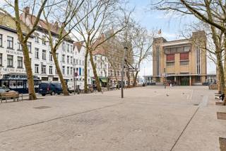 <p>Dit commercieel gelijkvloers bevindt zich in de iconische Hoogstraat – een bruisende buurt die zich uitstrekt door het historische stadscentrum met dagelijks een indrukwekkende stroom van zowel toeristen, winkelliefhebbers als lokale bewoners. Bovendien bevinden de befaamde Vrijdagmarkt, de Groenplaats en de Grote Markt zich slechts op een steenworp afstand, wat dit een ideale locatie maakt voor jouw commercieel succes!</p>
<p>De winkelruimte met een mooie oppervlakte biedt eveneens toegang tot een praktische berging, de riante kelder en een apart toilet.</p>
<p>Word jij de volgende ondernemer die hier zijn dromen waar maakt?<br />Maak snel een afspraak en ervaar ter plaatse de mogelijkheden!</p>
<p><strong>Technische gegevens: Kelderruimte aanwezig! </strong>Centrale verwarming op gas (collectief), HR-beglazing in aluminium.</p>
<p><strong>Stedenbouwkundige inlichtingen en bodemattest aanwezig. Asbestattest in aanvraag. Bevindt zich niet in een risicozone voor overstromingen (P- en G-score C). Renovatieverplichting niet van toepassing.</strong></p>