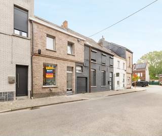 Ontdek deze charmante woning, ideaal gelegen aan de stadsrand en vlakbij het prachtige natuurgebied Honegem. Dankzij de vlotte verbinding met de autostrade én de nabijheid van openbaar vervoer, scholen en een supermarkt, geniet je hier van alle comfort en bereikbaarheid. Indeling:
Op het gelijkvloers kom je binnen via een inkomhal die leidt naar een gezellige leefruimte met open keuken – perfect voor wie houdt van openheid en licht. De veranda achteraan biedt een fijne overgang naar de compacte, onderhoudsvriendelijke tuin. Verder vind je op dit niveau ook een praktische badkamer.
Op de eerste verdieping bevinden zich twee volwaardige slaapkamers. De ingerichte zolderverdieping biedt een derde slaapkamer of polyvalente ruimte naar keuze.
Troeven:
• Makkelijke ligging vlakbij stad én natuur.
• Goede bereikbaarheid (autostrade, openbaar vervoer).
• Dichtbij scholen en winkels.
Deze woning is ideaal voor starters, jonge gezinnen of slimme investeerders. Plan vandaag nog je bezoek!
EPC LABEL C. ELEKTRICITEIT CONFORM.