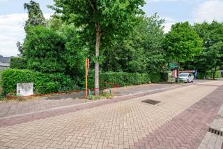 <p>Dit onderhoudsvriendelijk perceel van circa 341m² is perfect om er een mooie HOB op te bouwen.<br />Het perceel is gelegen in een groen karakter.<br />De perceeldiepte bedraagt ca 38 meter.<br /><br />Hier is het toegestaan om een gezinswoning te bouwen met volgende specificaties:<br /><br />Half open bebouwing:<br />Voorgevelbreedte : min 6 - max 7 m.<br />Bouwdiepte : 17 m.<br />Kroonlijsthoogte : 9 m.<br />Dakvorm: schuin dak 15° en max 35° <br />Volgens de algemeen geldende voorwaarden mag je ook een bijgebouw van optrekken op het perceel.<br /><br /><strong>Troeven:</strong><br />-- Rustige en kindvriendelijke omgeving!<br />- Centraal en groen gelegen<br /><br />- Alles wat je nodig hebt, bevindt zich op wandelafstand!<br />Supermarkten, gezellige restaurants, bakker, apotheek, winkels en scholen liggen allemaal binnen handbereik. <br />Alsook een zeer vlotte verbinding naar omliggende gemeenten en autostrade E34.</p>