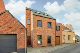 Deze instapklare woning uit 2009 biedt een praktische indeling. Via de inkomhal betreden we de lichtrijke woonkamer met open keuken voorzien van...