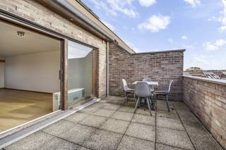 Ce penthouse situé à Hazelarenlaan 58 bus 22 à Hasselt est situé au cinquième étage d'un immeuble bien entretenu de 1999 dans le quartier populaire...