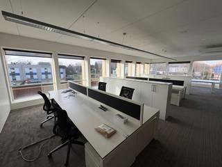 Instapklaar en gemeubeld kantoor te huur langs de E313 in Wommelgem, nabij afrit 18 en de R11. Het stand-alone gebouw biedt kantoorruimtes van 331...