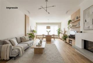 <p>Dit uitzonderlijk ruime duplex appartement is gelegen op de eerste en tweede verdieping van een kleinschalig appartementsgebouw en biedt een bewoonbare oppervlakte van maar liefst 221 m².<br /><br />Via de inkomhal op de eerste verdieping, voorzien van een apart gastentoilet en vestiaire, betreden we de woning. Van hieruit komen we in de zeer royale leefruimte, die dankzij de grote raampartijen aan zowel de voor- als achterzijde geniet van een aangename lichtinval. Aansluitend bevindt zich de geïnstalleerde keuken, uitgerust met een gaskookvuur, dampkap, dubbele spoelbak, vaatwasser en koelkast.<br /><br />De tweede verdieping omvat een nachthal met extra bergruimte en biedt plaats aan twee volwaardige slaapkamers. De badkamer is ingericht met een douche-in-bad, toilet, enkele wastafel en beschikt over een aansluiting voor was- en droogmachine.<br /><br />Extra: <br />- EPC-klasse D (-> GEEN renovatieverplichting!)<br />- Niet gelegen in mogelijks of overstromingsgevoelig gebied, niet gelegen in afgebakend overstromingsgebied of afgebakende oeverzone, niet gelegen in risicozone overstromingen (P-score A, G-score A)<br />- Woongebied, Vg, Gvkr, Gmo, Gvv.<br /><br />Centraal gelegen met winkels, scholen en ontspanning op wandelafstand. Voor meer info ga naar www.coenenvastgoed.be of bel 03/375.82.92</p>
