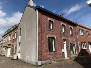 VOLLEDIG GERENOVEERDE EN ENERGIEZUINIGE WONING MET 3/4 SLAAPKAMERS EN VERWARMING VIA EEN WARMTEPOMP GELEGEN TE VAL-MEER OP 1A 45CA 