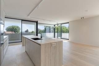 <p><strong>Prestigieus nieuwbouwproject “The Ensemble” in het hart van Assenede, waar stijl en comfort samenkomen in een unieke, karaktervolle omgeving.</strong><br /><br /><strong>Indeling<br /></strong>Via de inkom betreedt men het appartement op de tweede verdieping. Men komt meteen uit in de hal met een apart gastentoilet.<br /><br />Via de <strong>zwarte stalen deur</strong> bereikt men een tweede hal. Rechts bevindt zich de slaapkamer met <strong>ensuite badkamer</strong>, uitgerust met een dubbele lavabo en inloopdouche. De slaapkamer is voorzien van <strong>ingemaakte kasten</strong>.<br /><br />Rechtdoor vanuit de stalen deur vindt men de technische berging, links de <strong>ruime moderne leefkeuken </strong>en vervolgens de leefruimte die uitgeeft op het <strong>grote, zuidwestgerichte terras</strong>.<br /><br /><strong>Omschrijving<br /></strong><strong>“The Ensemble” omvat een exclusief geheel van 10 luxueuze appartementen en 1 handelsruimte (opsplitsbaar in 4)</strong>, ontworpen in een <strong>verfijnde, moderne architectuur</strong> geïnspireerd op de elegante kuststijl. Elk appartement straalt <strong>licht</strong>, <strong>ruimte</strong> en <strong>klasse</strong> uit, met een hoogwaardige afwerking en oog voor detail.<br /><br />De appartementen zijn zorgvuldig ingedeeld om <strong>maximaal wooncomfort</strong> te bieden en genieten van een harmonieuze <strong>combinatie van moderne luxe en tijdloze esthetiek</strong>. Grote raampartijen zorgen voor een overvloed aan <strong>natuurlijk licht</strong> en creëren een aangename woonbeleving.<br /><br />Voor elk appartement is er de mogelijkheid om één ondergrondse autostaanplaats aan te kopen. Prijzen vanaf €37.500,- per autostaanplaats. Daarnaast beschikt het project over een <strong>gemeenschappelijke ondergrondse fietsenstalling</strong>, wat bijdraagt aan het praktische en duurzame karakter van het geheel. <strong>De prijzen zijn excl. BTW</strong>. Mogelijkheid tot 6%.<br /><br /><strong>Ligging:<br /></strong><strong>“The Ensemble”</strong> is uitstekend gelegen op de <strong>Markt van Assenede</strong>, in de Stadhuisstraat, pal naast het stadhuis en met een prachtig zicht op de kerk. U geniet hier van een <strong>centrale ligging</strong> met <strong>alle voorzieningen, winkels en horeca op wandelafstand</strong>, terwijl u tegelijkertijd woont in een charmante en sfeervolle omgeving.<br /><br /><strong>Een unieke kans voor wie op zoek is naar exclusief wonen of een waardevolle investering in het centrum van Assenede.</strong></p>