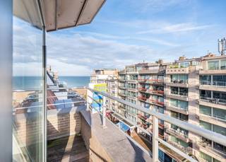 Appartement penthouse de 2 chambres à vendre dans la résidence Eos. Cette résidence bénéficie d'un emplacement idéal pour votre séjour à la mer : en plein centre commercial, à proximité des transports publics et de la mer, et à quelques minutes à pied du Koksijde Yachting Club. <br /><br />L'appartement est agencé comme suit : hall d'entrée avec vestiaire | toilettes séparées | cuisine ouverte entièrement équipée avec débarras attenant | salon ensoleillé donnant sur un balcon d'angle avec vue sur la mer et l'arrière-pays | première chambre à coucher à part entière équipée d'armoires encastrées, d'une salle de douche et de toilettes | salle de bains équipée d'une douche et d'un double lavabo en meuble | deuxième chambre à coucher à part entière équipée d'armoires encastrées et d'un coin bureau donnant sur une terrasse ensoleillée à l'arrière. <br /><br />ATOUTS :
<ul>
<li>Prêt à emménager</li>
<li>Label PEB B</li>
<li>Électricité = conforme </li>
<li>Chambres spacieuses, chacune avec ses propres sanitaires</li>
<li>Situation très centrale à Saint-Idesbald</li>
</ul>
Vous recherchez un logement spacieux et prêt à emménager dans le centre de Saint-Idesbald ? Contactez-nous rapidement pour un rendez-vous sur place dans cet appartement unique !