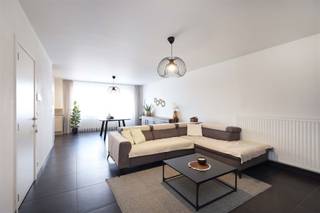Knap gelijkvloers appartement met twee slaapkamers, ruim terras en autostaanplaats te Genk Omgeving:+ Rustige ligging doch net buiten het levendige...