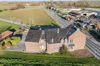 We Invest a le plaisir de vous proposer à la vente un véritable monument de la région de Burdinne: l’Auberge du Moheri.Le bâtiment se compose :-...