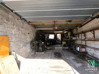 Centraal gelegen te renoveren woning met uitweg achteraan via grote garage/atelier te Kuurne!<br /><br />Deze te renoveren woning heeft een aangename en lichtrijke leefruimte, die aansluit op de praktische keuken met toegang tot het terras. Op het gelijkvloers bevinden zich ook nog de badkamer en een extra berging, die perfect kan omgevormd worden tot wasplaats.<br /><br />Op het eerste verdiep zijn er 3 slaapkamers. De zolder is op vandaag te betreden via een luik. Gezien de grootte en hoogte van de zolder bestaat de mogelijkheid om mits de nodige aanpassingswerken hier bijkomende slaapkamer(s)/hobbykamer te maken. <br /><br />Verder beschikt de woning over een zuid-gericht tuintje met terras. Aan de achterkant van de tuin is er toegang tot een grote garage/atelier van zo'n 50m², waarvan de inrijpoort (290b x 250h) uitgeeft op de Verbindingsweg. <br /><br />De woning wordt verwarmd op gaskachels.<br /><br />PLUSPUNTEN:<br />+ centrale ligging<br />+ grote garage/atelier met inrijpoort via achterliggende straat<br />+ dakisolatie 18 cm <br />+ zuidgerichte tuin