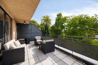 <strong>Instapklaar appartement met zonnig terras van 16 m² op toplocatie in Leuven</strong><br /><br />Op zoek naar een instapklaar appartement op een uitstekende locatie in Leuven? Dan is dit verzorgd 2-slaapkamerappartement met ruim terras, berging en autostaanplaats zeker een bezoek waard. Gelegen nabij UZ Leuven Gasthuisberg, het centrum van Leuven, openbaar vervoer en belangrijke invalswegen, combineert dit appartement een rustige ligging met een uitstekende bereikbaarheid.<br /><br />Via de inkomhal komen we terecht in de lichtrijke leefruimte met open keuken. Grote raampartijen zorgen voor een aangenaam gevoel van ruimte en verbinden binnen moeiteloos met buiten. De absolute troef is zonder twijfel het ruime terras van maar liefst 16 m². Dankzij de zuidgerichte oriëntatie en het open zicht geniet u hier de hele dag van zon en rust – een zeldzame troef op deze locatie.<br /><br />Verder beschikt het appartement over twee slaapkamers, (waarvan 1 met balkon) een badkamer, een apart toilet en een praktische berging.<br /><br />Extra troeven: de condenserende gasketel werd vernieuwd in 2024 en de elektrische installatie is conform. De overdekte staanplaats en privé kelderberging zitten inbegrepen in de prijs. <br /><br />Location, location, location! Rustig wonen en toch alles binnen handbereik: Leuven centrum, Gasthuisberg, winkels, openbaar vervoer en de E40/E314 bevinden zich op korte afstand.<br /><br />Een ideale opportuniteit voor eigen bewoning of als investering op een gegeerde locatie in Leuven.<br /><br /><strong>Interesse? Contacteer Anne-Leen via 0495 13 81 11 voor meer informatie of een bezoek.</strong>
