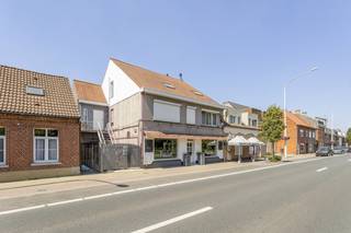 Indeling als volgt:Eerste verdieping:- Aparte inkom via buitentrap.- Inkomhal met toegang tot de leefruimtes. Eveneens is hier de trap naar de...