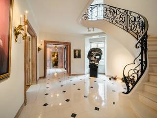 Afgeschermd van de buitenwereld en volledig beveiligd, mooie klassieke villa gebouwd in 1964, door de jaren heen zeer goed onderhouden, met een oppervlakte van ± 754 m² en een mooi zuidelijk gelegen terrein van ± 26 are.<br /><br />Deze villa, die zowel geschikt is voor recepties als voor familiegebruik, ligt verborgen aan het einde van een boomrijke laan. De ruime inkomhal leidt naar lichte ontvangstruimten, bestaande uit een salon met open haard, een bibliotheeklounge, eveneens met open haard, een eetkamer met houten lambrisering en een professionele keuken met een ruime eethoek, aangevuld met een bijkeuken en een dienstingang. Elk van deze ruimtes geeft toegang tot de tuin met zwembad, poolhouse en putting green. Op de verdieping bevinden zich de master suite met uitzicht op de tuin, een dubbele dressing, een doucheruimte voor dames en een doucheruimte voor heren en suite, een massageruimte en 3 andere slaapkamers en suite. Een deel is bestemd voor een dienstappartement met salon, slaapkamer en doucheruimte. In de kelder bevinden zich geklimatiseerde wijnkelder, fitnessruimte en wasruimte.<br /><br />Overige: alarm met camera's, houten kozijnen met dubbele beglazing, garage (2 auto's), stookolieverwarming, EPC G<br /><br />Aan de rand van het Zoniënwoud biedt de wijk Renbaan van Bosvoorde een groene en rustige leefomgeving, terwijl het toch dicht bij het zenuwcentrum van de stad en zijn voorzieningen ligt.<br /><br />Voor meer informatie kunt u contact opnemen met Corinne Thumelaire op + 32 (0) 498 237 935.