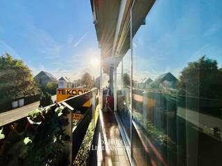 Dit appartement gelegen op een TOPLIGGING bevindt zich op de eerste verdieping in de gezellige en rustige Altenawijk, op wandelafstand van het centrum van Kontich met leuke winkels, horeca en het Altena-instituut vlakbij. Een locatie voor zowel jonge starters die alles binnen handbereik willen, als voor investeerders die op zoek zijn naar een zorgeloze verhuur.<br /><br />Het appartement is op de eerste verdieping gelegen (zonder lift). Eenmaal binnen, stap je de ruime leefruimte binnen, de open keuken is altijd netjes onderhouden door de huurder. Grote raampartijen zorgen de hele dag voor veel natuurlijk licht, en een prachtig zicht op een pleintje tegenover het gebouw.<br /><br />Centraal in het appartement ontdekken we de badkamer en het aparte toilet.<br /><br />Achteraan (in volle rust) het appartement liggen de drie slaapkamers. De derde en kleinste slaapkamer zou idealiter kunnen dienen als babykamer/bureau/ hobbykamer of als extra berging.<br /><br />Er is optioneel een garage mee bij aan te kopen.<br />Dit is niet wat je zoekt ? Al gehoord van AANKOOPBEGELEIDING ?   Wij zoeken, bezoeken en onderhandelen mee met jou voor eigendommen die worden aangeboden door particulieren, andere makelaars of eigendommen die zelfs (nog) niet te koop staan?<br />Vraag meer informatie over aankoopbegeleiding via welkom@dehuisleverancier.be of 0489/069.000<br /><br />de Huisleverancier : Persoonlijk, voor iedereen Service, Kwaliteit en Vertrouwen !<br /><br />EPC :  177 kWh/m<sup>2</sup> (Label B)<br />Stedenbouwkundige inlichtingen in aanvraag<br />Waterinfo : P-Score = A, G-Score = A<br /><br /> 