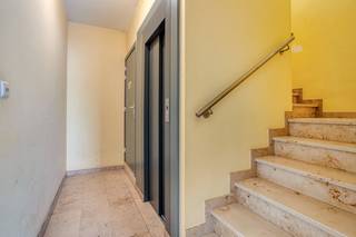 890 euro/ maand + 90 euro gemeenschappelijke kosten/ maand<br /><br />Ben je op zoek naar een instapklaar appartement met karakter én comfort? Ontdek dit prachtig gelegen appartement op de eerste verdieping van een traditioneel gebouw (°1999) aan de Wapenplaats 4a te Wakken (Dentergem) – een charmant dorpsplein met vlotte verbinding naar winkels, scholen, horeca en openbaar vervoer. 🛍️🚌<br /><br />🧱 Het gebouw werd opgetrokken in klassiek metselwerk en is bereikbaar via een aparte inkom met natuurstenen trap én een lift – praktisch en stijlvol!<br /><br /><strong>📐 Indeling van het appartement (147 m²):</strong>
<ul>
	<li>Ruime inkomhal met toegang tot:</li>
	<li>gezellige leefruimte met natuurstenen schouwwand en ingebouwde kachel 🔥</li>
	<li>open keuken aan de voorzijde</li>
	<li>toilet, badkamer en berging</li>
	<li>2 volwaardige slaapkamers 🛏️</li>
	<li>toegang naar het terras achteraan – ideaal voor zonliefhebbers! 🌞</li>
</ul>
<br /><strong>✅ Troeven op een rijtje:</strong>

<ul>
	<li>topligging in het centrum van Wakken</li>
	<li>private toegang met lift en natuurstenen trap</li>
	<li>groot woonvolume</li>
	<li>ruim terras</li>
	<li>instapklaar met karaktervolle afwerking</li>
	<li>energiezuinig - EPC label B</li>
</ul>
<br />🎯 Ideaal voor wie op zoek is naar ruimte, comfort en een centrale ligging in een rustige en authentieke dorpsomgeving.<br />📞 Interesse in een bezoek of meer info? Neem vandaag nog contact met ALICIA +32 473 24 22 81 