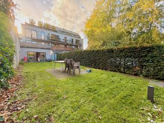 Op een centrale locatie in Gent bevindt zich dit ruime gelijkvloerse appartement van 97m² met twee volwaardige slaapkamers, een ruime leefruimte en een mooie tuin. Dankzij de centrale ligging geniet u van alle voorzieningen die de stad te bieden heeft, terwijl u thuis volledig tot rust kunt komen.<br /><br />Bij het binnenkomen valt meteen de uitzonderlijk diepe leefruimte op, die dankzij de grote raampartijen geniet van een aangename lichtinval en een prachtig zicht op de tuin. De open keuken sluit naadloos aan op de leefruimte en zorgt voor een ruimtelijk gevoel. Verder beschikt het appartement over twee volwaardige slaapkamers, een ruime badkamer met inloopdouche en ligbad en een afzonderlijk toilet. Door de doordachte indeling heb je de mogelijkheid om een 3de slaapkamer te realiseren!<br /><br />Ook buiten heeft dit appartement heel wat te bieden! De tuin (van ± 160m²) beschikt over een fantastische groenzone en een privatieve parkeerplaats, veilig afgesloten met een poort. Daarnaast is er nog een extra parkeerplaats in de ondergrondse garage, met bijkomende bergruimte!<br /><br />Ondanks centraal in Gent te zijn gelegen geniet je van een vlotte bereikbaarheid naar de invalswegen en heb je een snelle verbinding naar de binnenring van Gent.<br /><br />Troeven:<br />- Centrale ligging in Gent!<br />- Gelijkvloers TOP-appartement<br />- Uitzonderlijk diepe en lichtrijke leefruimte met open keuken<br />- Ruime badkamer met ligbad en inloopdouche<br />- Aangename grote tuin met terras<br />- Privatieve parkeerplaats achter afgesloten poort<br />- Extra ondergrondse parkeerplaats met bergruimte<br />- Lage gemeenschappelijke kost!<br /><br />Een ideale combinatie van comfortabel wonen, een groene buitenruimte en parkeergelegenheid op een centrale locatie in Gent! Ook als opbrengsteneigendom een slimme investering!<br />Meer info of een bezoek? Bel WIJSvastgoed op +32 9 395 80 10 !