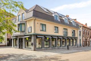 Deze ruime gelijkvloerse handelsruimte van +- 201 m² geniet van een uitstekende zichtlocatie in het bruisende winkelcentrum van Beringen. Dankzij de hoekligging op de Koolmijnlaan en de Steenstraat beschikt het pand over drie ruime vitrinezijden, wat zorgt voor maximale visibiliteit en een aantrekkelijke presentatie naar voorbijgangers toe.<br /><br />Het pand werd jarenlang uitgebaat als kledingboetiek, maar biedt door zijn centrale ligging, uitstekende bereikbaarheid en grote etalageoppervlakte tal van mogelijkheden voor uiteenlopende commerciële activiteiten. Denk hierbij aan een vrij beroep, kapsalon, speciaalzaak, boekenwinkel of andere detailhandel. Bovendien biedt het pand ook potentieel voor een horecazaak, met de bijkomende troef van een voorliggend terras.<br /><br />De handelsruimte omvat een ruime en lichtrijke verkoopruimte, een praktische stockageruimte, een afzonderlijk bureau, een kitchenette, een toilet en een kelderberging die ideaal is voor extra opslag.<br /><br />Bent u op zoek naar een commercieel pand met een uitstekende zichtbaarheid en veelzijdige mogelijkheden op een toplocatie in Beringen? Dan is dit pand zeker een bezoek waard.