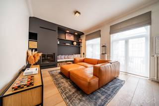 🏡 TE HUUR — Etterbeek (1040), Av. Commandant Lothaire 42<br />✨ Duplex met 3 slaapkamers en privétuin — 168 m² + privékelder 7 m² — op wandelafstand van metro Pétillon (lijn 5)<br /> <br />💶 € 2.450/maand | Gemeenschappelijke lasten quasi onbestaand | 🗓️ Onmiddellijk beschikbaar<br /> <br />Kleine mede-eigendom van 3 woningen, volledig gerenoveerd herenhuis. 136 m² bewoonbaar + 32 m² polyvalente entresol, dubbel terras (11 + 5 m²), omheinde tuin op het oosten, zeldzame dubbele beveiligde ingang (gelijkvloers + 1ste).<br /> <br />🛋️ HET PAND<br />• 3 slpks: 17 + 14 m² tuinzijde op gelijkvloers, 10 m² op 1ste<br />• Living + eetkamer en suite = 50 m², plafondhoogte ~3m15<br />• Volledig uitgeruste keuken (gas, dampkap, oven, microgolf, koelkast)<br />• XXL badkamer 11 m²: ligbad + douche + 2 aparte WC's<br />• Gesloten haard met warmeluchtverdeling<br />• Parket in leefruimtes, waterbestendige vloer in slaapkamers<br />• Lichte entresol 32 m²: wasplaats, sport, bureau of vrij beroep<br />• Aparte privékelder 7 m²<br /> <br />⚙️ COMFORT<br />• ☀️ Zonnepanelen + bijna nieuwe gemeenschappelijke ketel (12/2023) + VMC<br />• Aparte water-/elektriciteitsmeters, eigen boiler, waterontharder<br />• Goede akoestische betonisolatie tussen verdiepingen<br /> <br />🔒 BEVEILIGING<br />• Beveiligde deuren op gelijkvloers EN 1ste, parlofoons op beide niveaus<br />• Draadloos alarm + videobewaking met 5 camera's<br />• Rolluiken op nagenoeg alle achteropeningen<br /> <br />📍 LIGGING — zeer gegeerde microbuurt van Etterbeek<br />• 🚇 Metro Pétillon te voet, snel naar EU-instellingen, centrum, ULB<br />• 🌳 Achterzijde geeft uit op schoolpark — absolute rust 's avonds en weekends<br />• 🛒 Carrefour, traiteur, bakker, wasserette in de buurt<br />• 🌸 Zicht op een magnolia die elke lente roze bloeit<br /> <br />🚗 OPTIES<br />• Dubbele parking: garage binnen 20 m² + buitenstaanplaats 19 m²<br />• ⚡ Snellaadpaal elektrische wagen (Tesla-compatibel, eigen meter)<br />• Semi-bemeubeld of bemeubeld<br /> <br />📊 EPB gebouw: D+ | EPB app.: in opmaak<br />