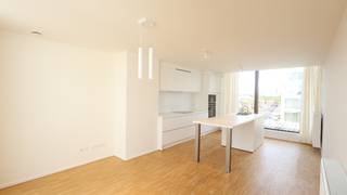 Dit modern dakappartement is gelegen op de vierde verdieping van een mooie verzorgde residentie. Het appartement bestaat uit een inkomhal...