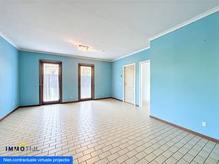 <p>Deze <strong>charmante</strong> <strong>open bebouwing</strong> biedt een <strong>inkomhal met apart toilet</strong>, een gezellige <strong>woonkamer</strong> die naadloos aansluit op een <strong>ingerichte keuken</strong>. De woning beschikt over <strong>drie slaapkamers</strong>, waarvan één ideaal is als bureau of hobbyruimte. De <strong>badkamer </strong>is uitgerust met een douche en lavabo. Vanuit de woonkamer heeft u toegang tot de <strong>lichtrijke veranda</strong>, waar grote raampartijen zorgen voor een aangenaam, open gevoel en extra leefruimte.</p>
<p>De praktische <strong>zolderruimte</strong> is bereikbaar via valluik.</p>
<p></p>
<p>Buiten geniet u van een <strong>zuidwest georiënteerde tuin </strong>en<strong> </strong>parkeren kan eenvoudig via de <strong>oprit </strong>en<strong> </strong>een <strong>inpandige garage </strong>(automatische poort).</p>
<p></p>
<p>Deze woning biedt een uitstekende kans om volledig naar eigen smaak te moderniseren. De renovatieverplichting is van toepassing.</p>
<p><strong>Gelegen in een rustige, kindvriendelijke wijk</strong>, op korte afstand van het centrum van Liedekerke, geniet u van een vlotte verbinding met scholen, winkels en andere voorzieningen.</p>
<p></p>
<p>Voor meer informatie of een bezoek, contacteer Steven via steven@immotijl.be of 0485 52 55 29.</p>