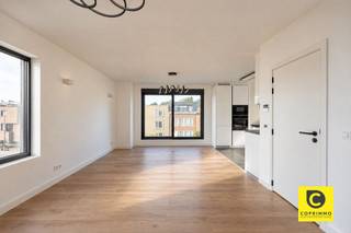 <p><span>Prachtig gerenoveerd BEN-appartement met 2 slaapkamers op toplocatie!</span><span><br /></span><span>Dit energetische gerenoveerd pareltje met EPC A+ ligt op de tweede (bovenste) verdieping van een kleinschalig en "future-proof" gebouw met oogstrelende gevel. Met een absolute topligging in een zopas heraangelegde wijk, op een boogscheut van het magnifieke Brilschanspark, kan je zowel genieten van een groene oase van rust alsook van de nabijheid van het bruisende Antwerpen. Ook winkels, scholen, horeca, sportfaciliteiten, invalswegen en openbaar vervoer vindt u op wandelafstand. Kortom, een geweldige kans ter eigen bewoning, maar ook voor wie op zoek is naar een zorgeloze investering met mooi rendement. </span></p><p><span><br /></span><span>Inkomhal, leefruimte, keuken & berging:</span></p><p><span>U betreedt het appartement via de aparte inkomhal met veiligheidsdeur. In de leefruimte accentueert de fenomenale natuurlijke lichtinval de sublieme afwerkingsgraad, wat de warme "Cortex-vloer", de oogstrelende open keuken en de alomtegenwoordige design verlichting nog meer in de verf zet. Bovendien geniet u in heel het appartement van vloerverwarming en -koeling. De moderne keuken op onderhoudsvriendelijke tegelvloer werd wonderwel geïntegreerd in de leefruimte en is voorzien van kwalitatieve toestellen (inductievuur, dampak, oven, microgolf, vaatwasser, koelkast en vriezer). Aanpalend ligt de praktische berging met inmaakkast. </span></p><p><span> </span></p><p><span>Slaapkamers, badkamer & toilet:</span></p><p><span>Beide slaapkamers (10 & 12,5m²) zijn voorzien van TV- en UTP aansluitingen, situeren zich aan de nog rustigere achterzijde van het gebouw en beschikken over elektrische rolluiken waardoor een goede nachtrust en 100% privacy gegarandeerd zijn. De stijlvolle badkamer met prachtige marmer-accenten omvat een grote inloop-/regendouche, dubbel wasmeubel met watervalkranen en bijhorende spiegelkast, handdoekradiator en toilet. Bijkomend is er ook een apart gastentoilet.</span></p><p><span> </span></p><p><span>Voortuin & (fiets)berging:</span><span><br />De voortuin omvat een afgebakend plekje waar de bewoners van het 1e en 2e verdiep gebruik van kunnen maken om te genieten van wat frisse buitenlucht, al dan niet vergezeld van een goed glas. Om de benen te strekken is een wandeling in het geweldige Brilschanspark een echte aanrader. De afgesloten (fiets)berging vormt zonder meer een enorme meerwaarde. </span></p><p><span><br /></span><span>Extra troeven:</span></p><p><span>- Mobiscore 9,3</span></p><p><span>- EPC A+ </span></p><p><span>- HR ramen </span></p><p><span>- Vloerverwarming en -koeling</span></p><p><span>- Warmtepomp</span></p><p><span>- Dak- en gevelisolatie </span></p><p><span>- Zonnepanelen</span></p><p><span>- Elektriciteit conform </span></p><p><span>- Asbestveilig</span></p><p><span>- Individuele meters</span></p><p><span>- Incl. designverlichting</span></p><p><span>- Fietsberging</span></p><p><span> </span></p>