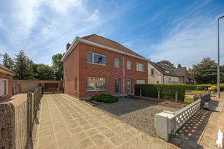 Op zoek naar een woning met veel <strong>ruimte</strong>, een praktische indeling en een uitstekende ligging? Deze gezinswoning bevindt zich op een <strong>toplocatie </strong>in Sint-Niklaas, vlakbij ale voorzieningen Dankzij de lichtrijke leefruimtes, de veranda, de ruime garage en de onderhoudsvriendelijke tuin vormt dit de ideale basis om volledig naar eigen smaak te moderniseren.<br /><br />Gelijkvloers<br />- Inkomhal met trap naar de verdieping.<br />- Ruime L-vormige leefruimte met veel lichtinval en tal van indelingsmogelijkheden.<br />- Keuken met dubbele spoelbak, ingemaakte kasten en elektrische kookplaat.<br />- Praktische wasplaats met apart gastentoilet en stookolieketel.<br />- <strong>Veranda </strong>met aangenaam zicht op de tuin.<br />- Dubbele beglazing en elektrische rolluiken op het gelijkvloers.<br /><br />Verdieping<br />- Nachthal.<br />- Twee <strong>volwaardige </strong>slaapkamers.<br />- Derde slaapkamer, ideaal als kinderkamer, bureau of hobbyruimte.<br />- Badkamer voorzien van badkamermeubel, douche en toilet.<br />- Rolluiken<br />- Ruime zolder<br /><br />Buiten<br />- <strong>Brede </strong>oprit met voldoende parkeergelegenheid.<br />- Ruime garage met sectionale poort.<br />- Bovengrondse stookolietank van 2.300 liter.<br />- Zonnig terras.<br />- Onderhoudsvriendelijke zuidgeoriënteerde stadstuin van ca. 150 m², volledig aangelegd met dolomiet en afgewerkt met planten en struiken.<br /><br />Troeven: <br />- Topligging in Sint-Niklaas.<br />- Grote garage en ruime oprit.<br />- Woning met veel potentieel voor wie graag moderniseert naar eigen smaak.<br />- EPC D -<strong> geen renovatieverplichting </strong>