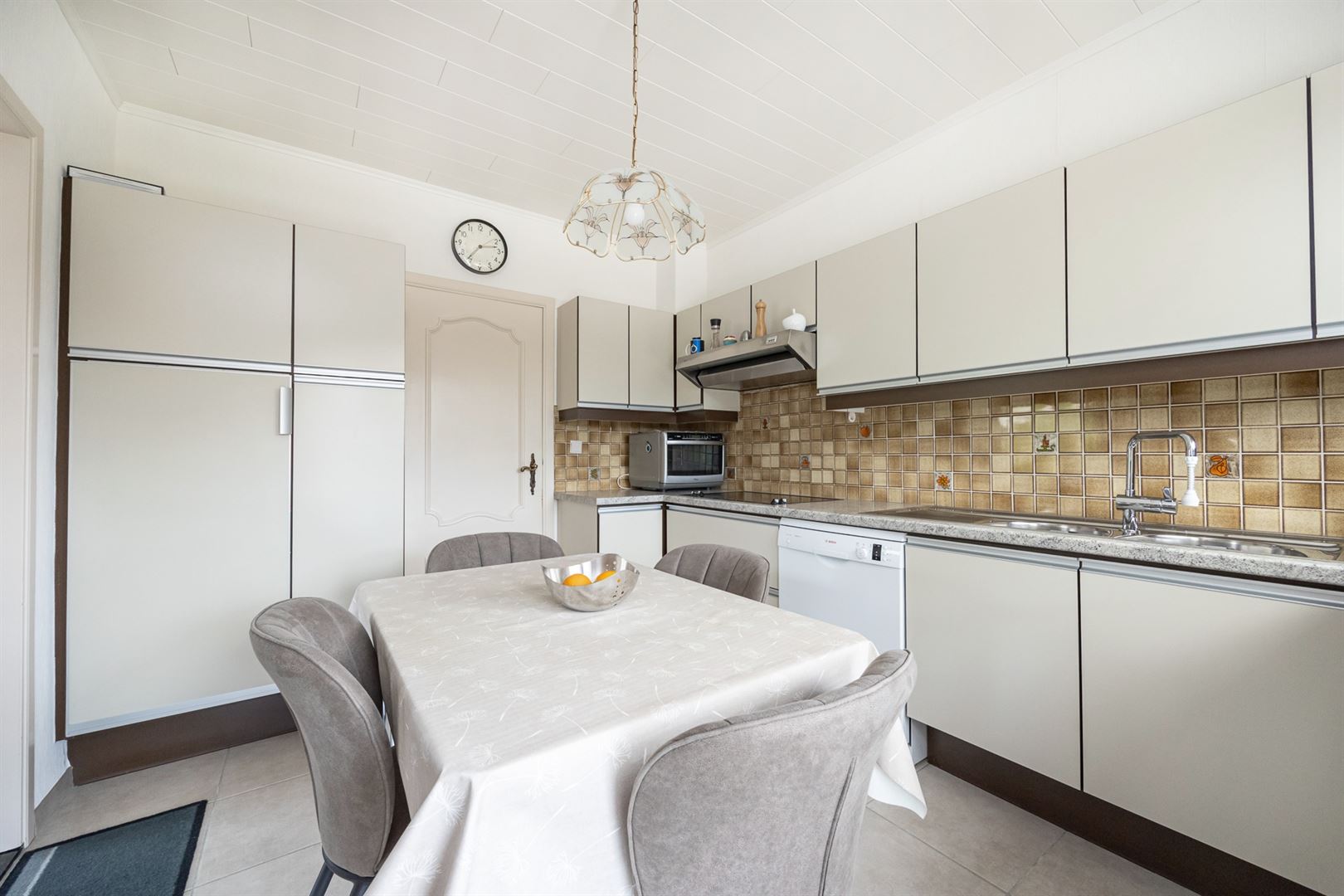 Verzorgde laagbouwwoning met tuin en garages! - foto 3